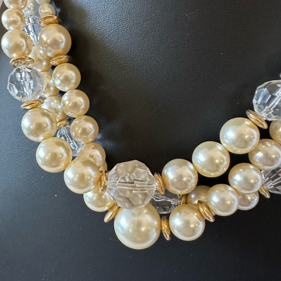 Faux pearl clear plastic beads with gold tone detail layered necklace - Picture 3 of 6